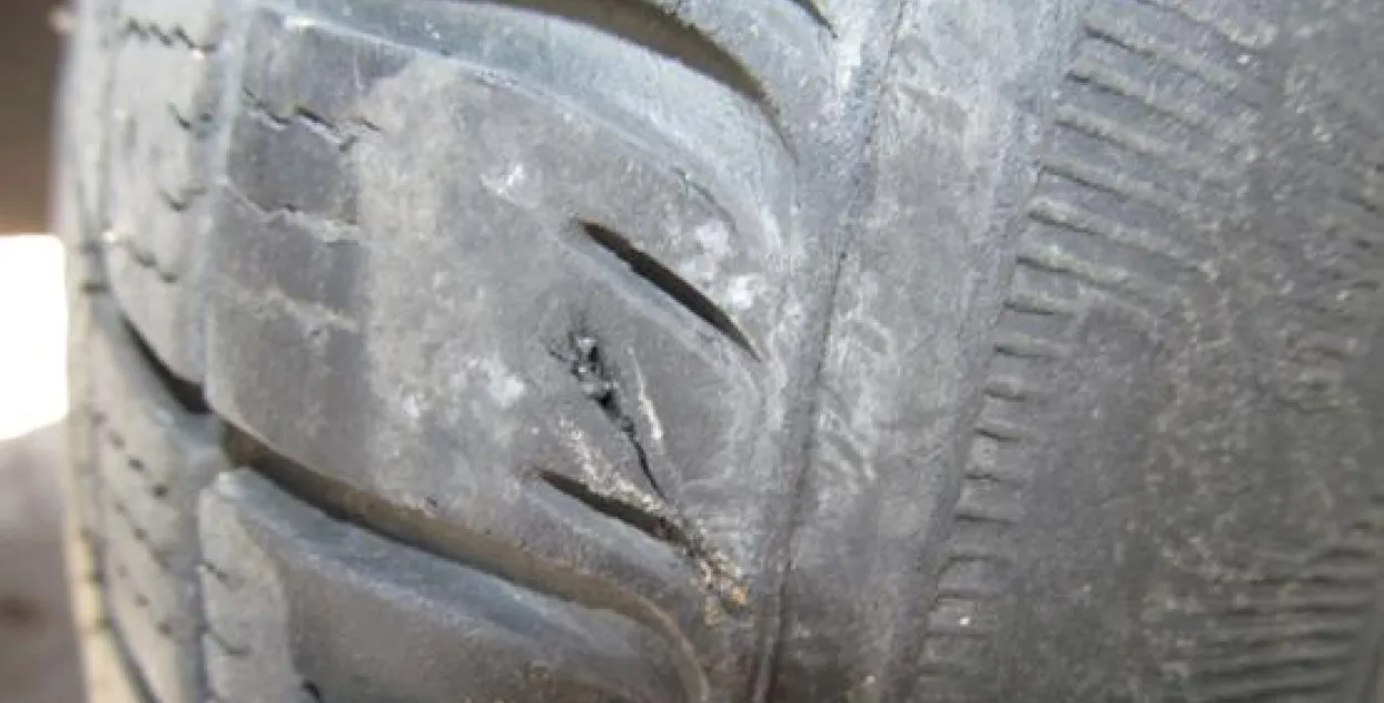 Мінчанін пакрыўдзіўся на негаваркога аўтамабіліста і парэзаў колы на яго машыне 