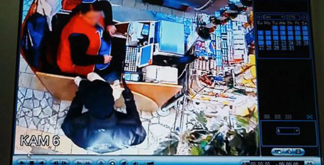 Мужчына з пісталетам і ў масцы абрабаваў мінскую краму (фота)