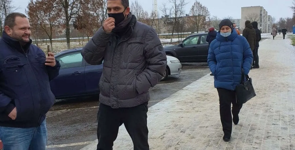 Дмитрий Крук (в маске) вышел на свободу / t.me/rada_vision​