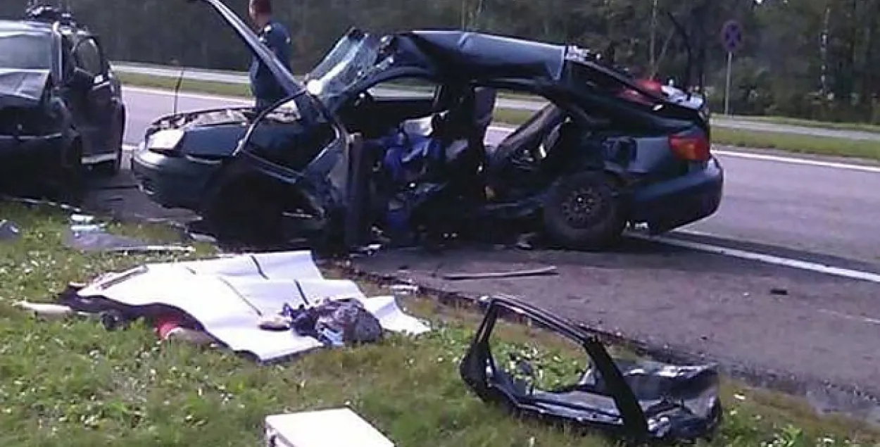 У аўтааварыі пад Крупкамі загінулі двое дарослых і гадавалае дзіця (фота)