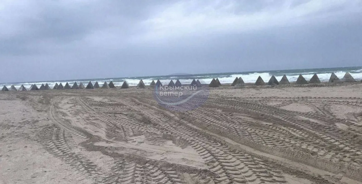 Акрамя акопаў уздоўж узбярэжжа Чорнага мора ўсталявалі супрацьтанкавыя надолбы / @Crimeanwind
