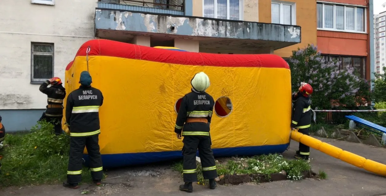 Міліцыя і медыкі гадзіну адгаворвалі мінчука, які хацеў саскочыць з даху