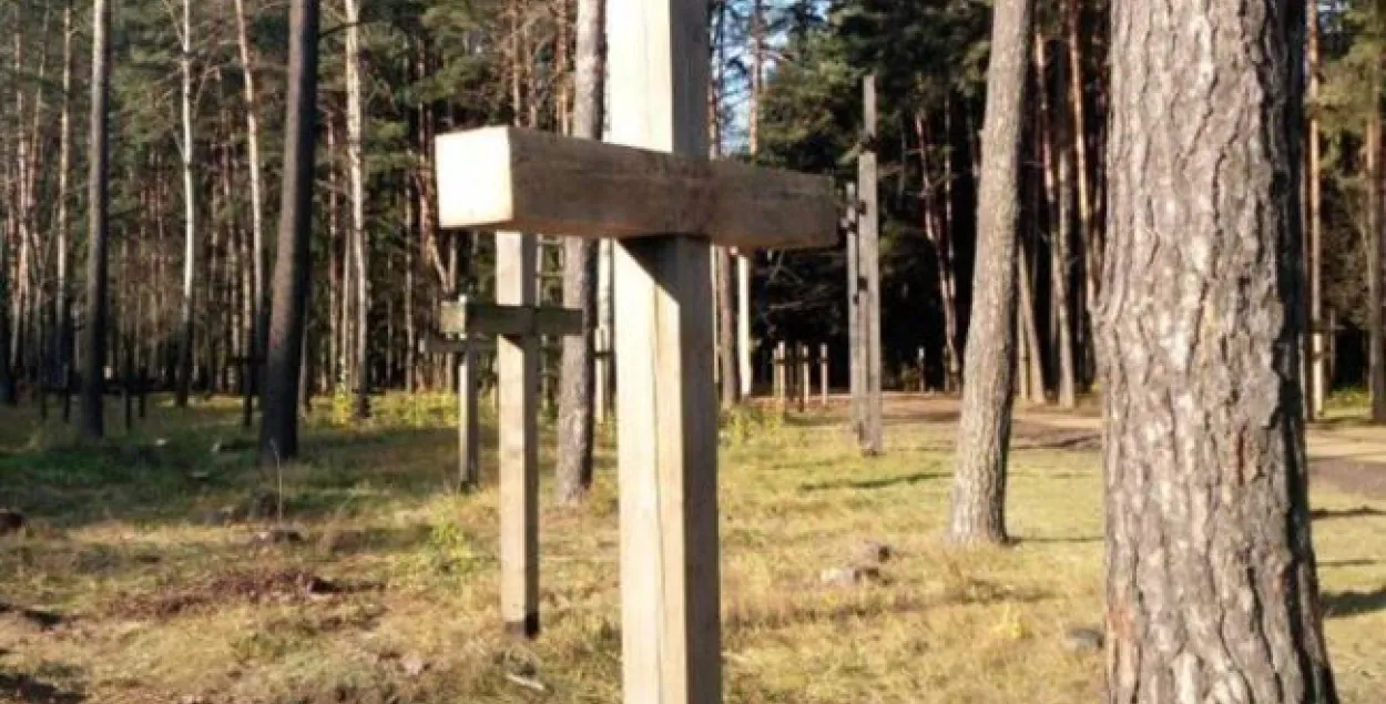 Лясгас аднавіў паламаныя крыжы ў Курапатах