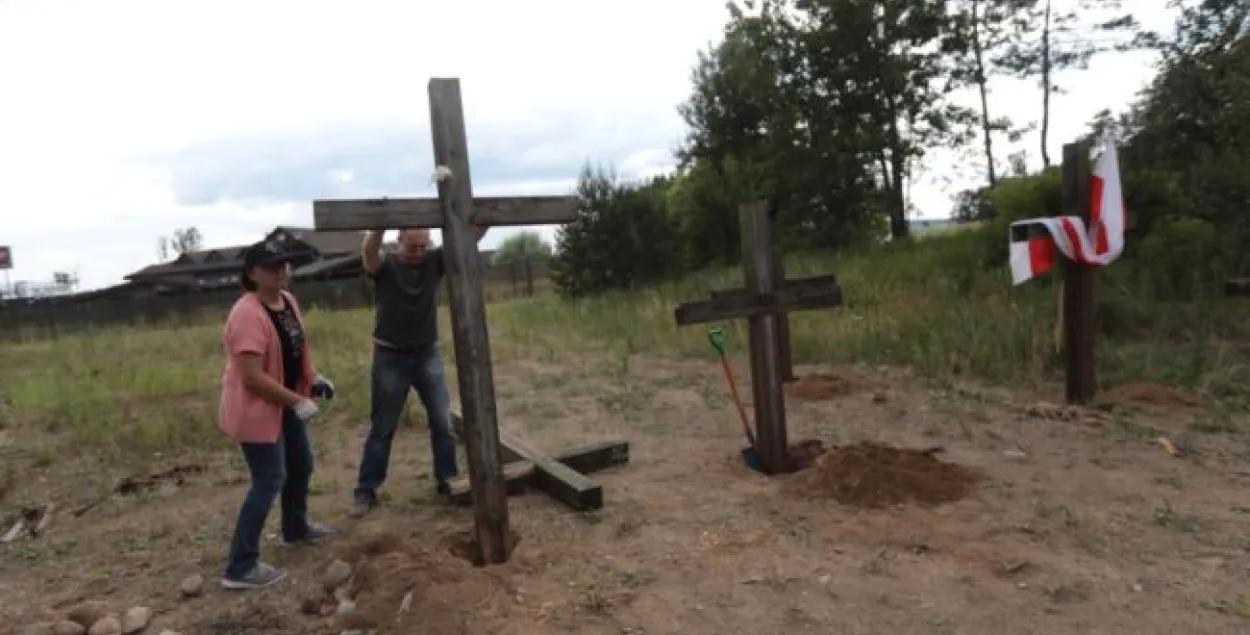 У Курапатах невядомыя вывезлі крыжы з-пад рэстарана "Поедем поедим"