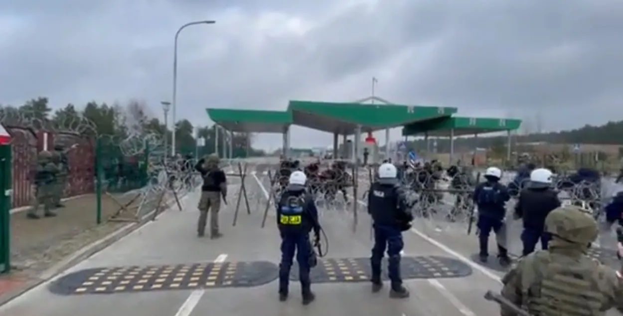 В Кузнице группа мигрантов прорвалась через границу / кадр из видео