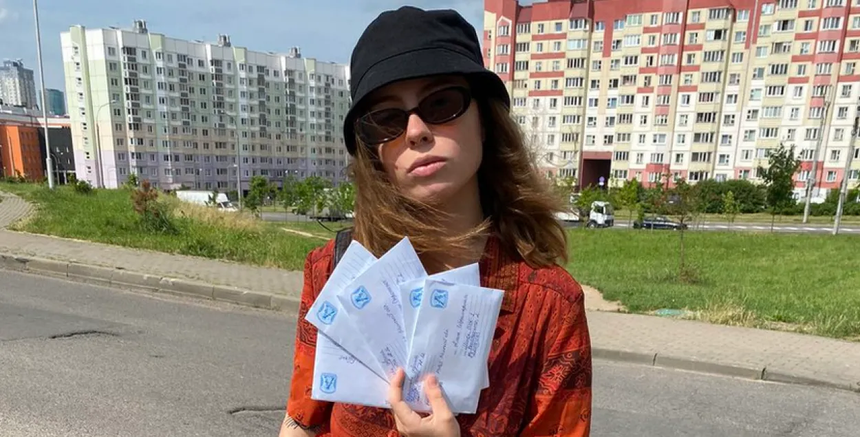 "Пишите политзаключённым — будьте крутышами!" — писала Арина Коршунова в Twitter.