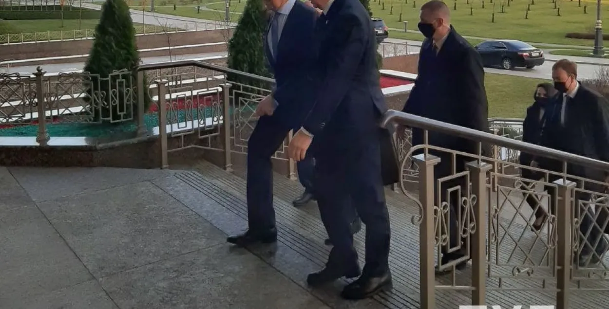 Сергей Лавров и Владимир Макей идут во Дворец Независимости / @pul_1​