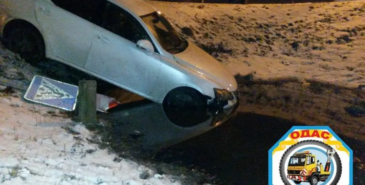 У Ждановічах п’яная дзяўчына-кіроўца кідалася на даішнікаў (фота)
