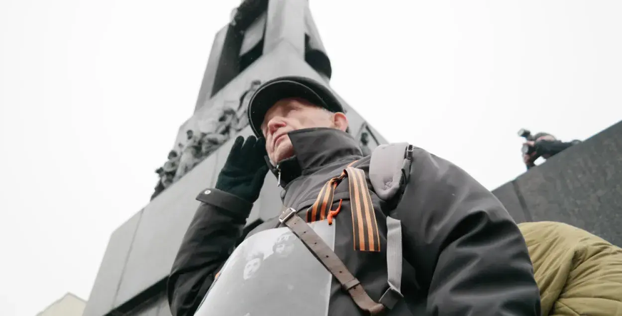 Да помніка Леніну ўсклалі кветкі камуністы, ФПБ і БРСМ (фота)