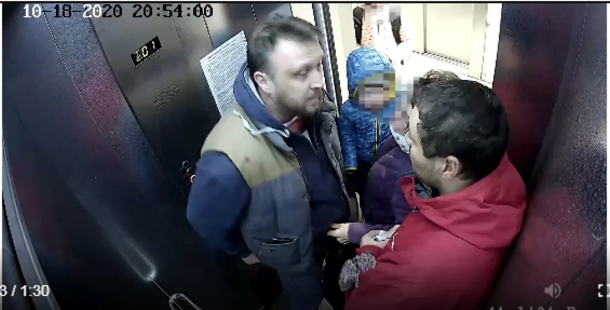 Драка в лифте / Кадр из видео
