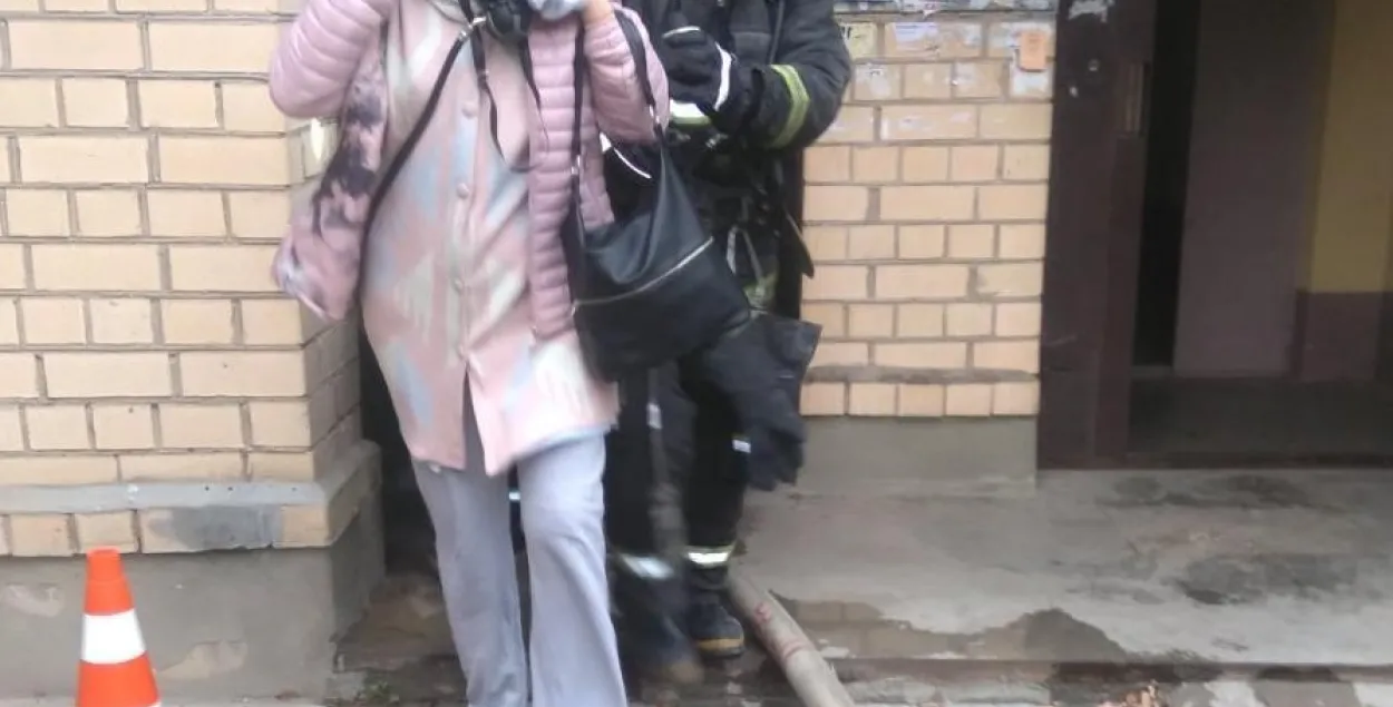 На пажары ў Мінску жанчына аказалася заблакаванай у ліфце
