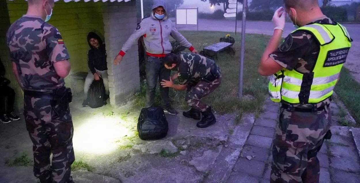 Літоўскія памежнікі затрымліваюць мігрантаў,&nbsp; што незаконна перасякаюць беларуска -літоўскую мяжу, у Калвяе / Reuters