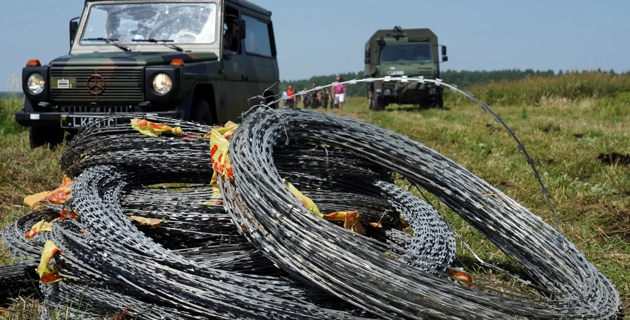 З-за вялікай плыні мігрантаў у Літве абвясцілі надзвычайнае становішча і пачалі будаваць на мяжы загароду з калючага дроту / Reuters