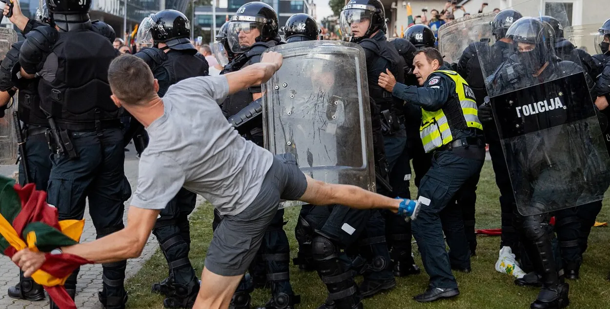 Митинг против ограничительных мер для непривитых в Литве закончился беспорядками