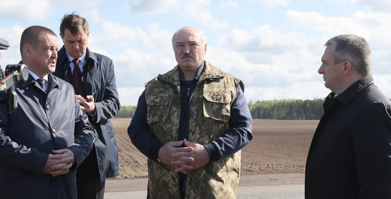 Александр Лукашенко во время поездки в Ветковский район Гомельской области/ 