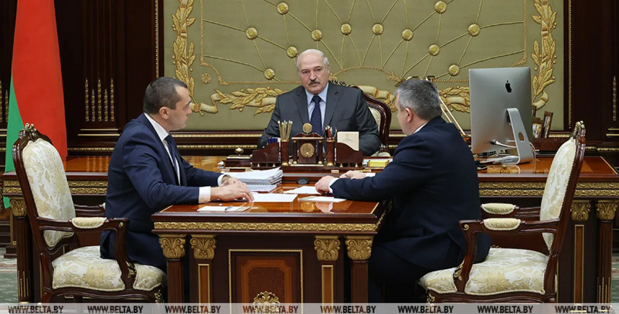 Міністр сельскай гаспадаркі і харчавання Іван Крупко (справа) і віцэ-прэм'ер Аляксандр Субоцін (злева) з дакладамі ў Аляксандра Лукашэнкі / БЕЛТА