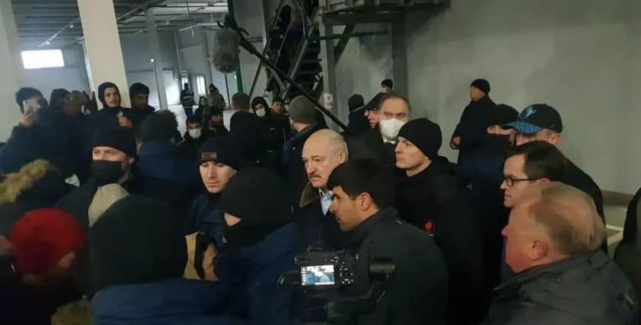 Аляксандр Лукашэнка з мігрантамі на беларуска-польскай мяжы / БЕЛТА