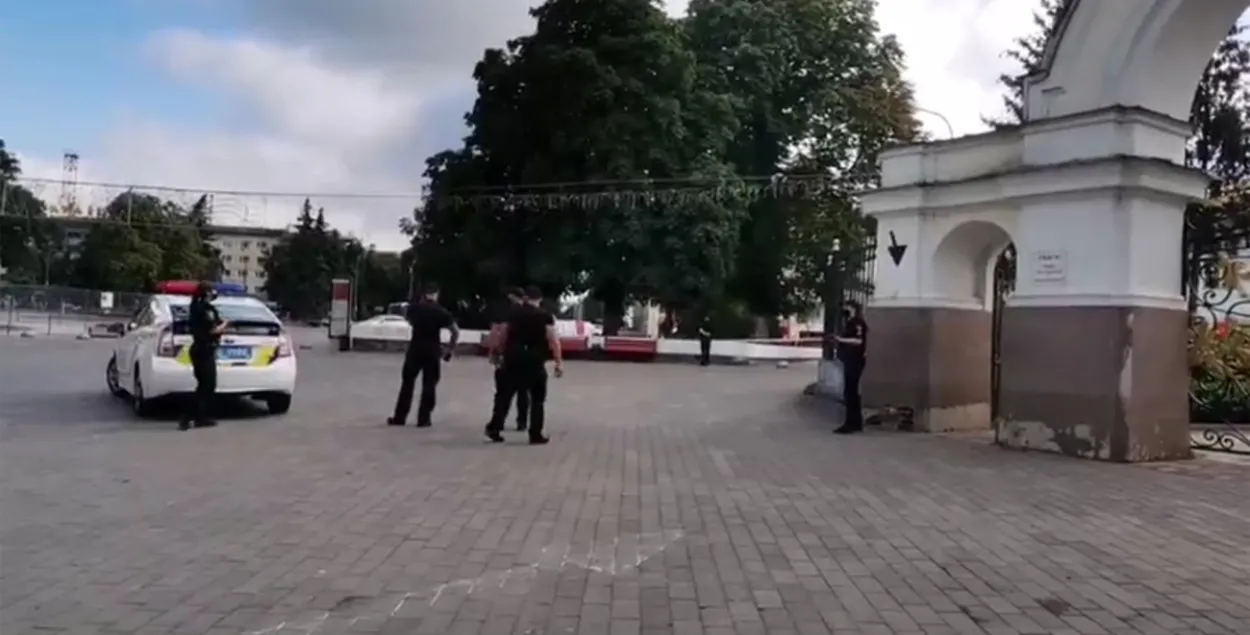 В Луцке в заложники захватили автобус с пассажирами / кадр из видео