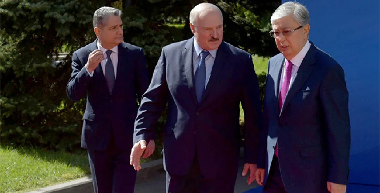 Лукашенко (в центре) с другими участниками саммита в Ереване / president.gov.by