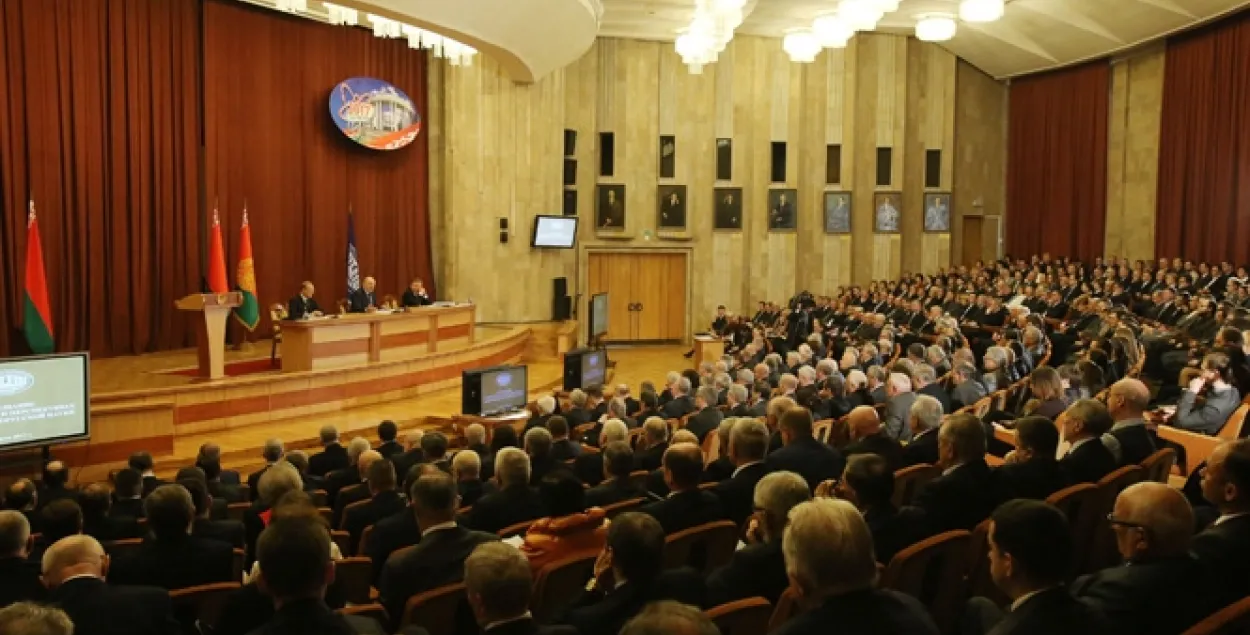 Лукашэнка: Навукоўцам трэба плаціць больш, але за вынік