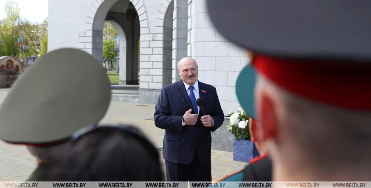 Александр Лукашенко около храма Всех Святых / БЕЛТА