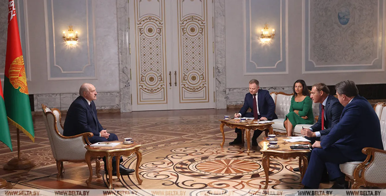 Александр Лукашенко во время интервью / БЕЛТА