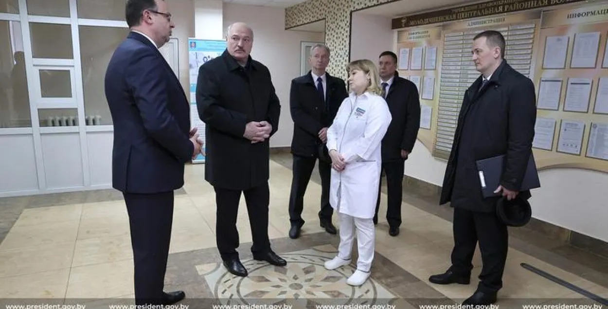 Александр Лукашенко в молодечненской больнице / пресс-служба Лукашенко