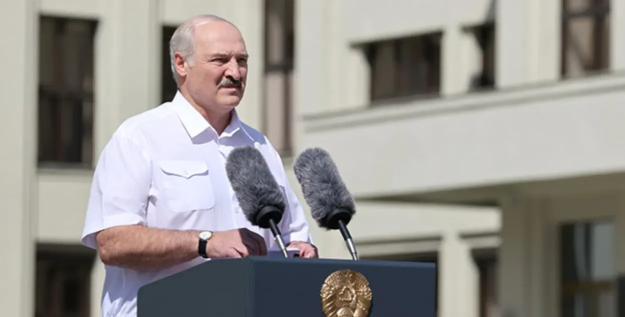 Александр Лукашенко возле Дома правительства / president.gov.by 