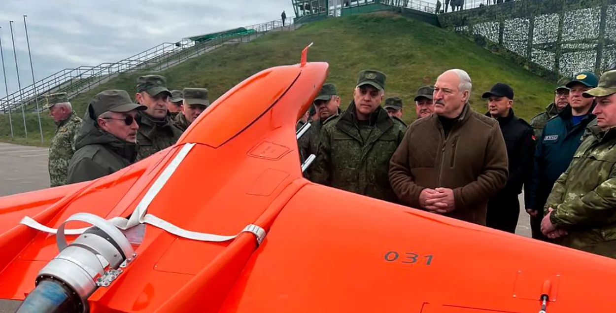 Лукашенко показывают белорусский беспилотник / t.me/pul_1