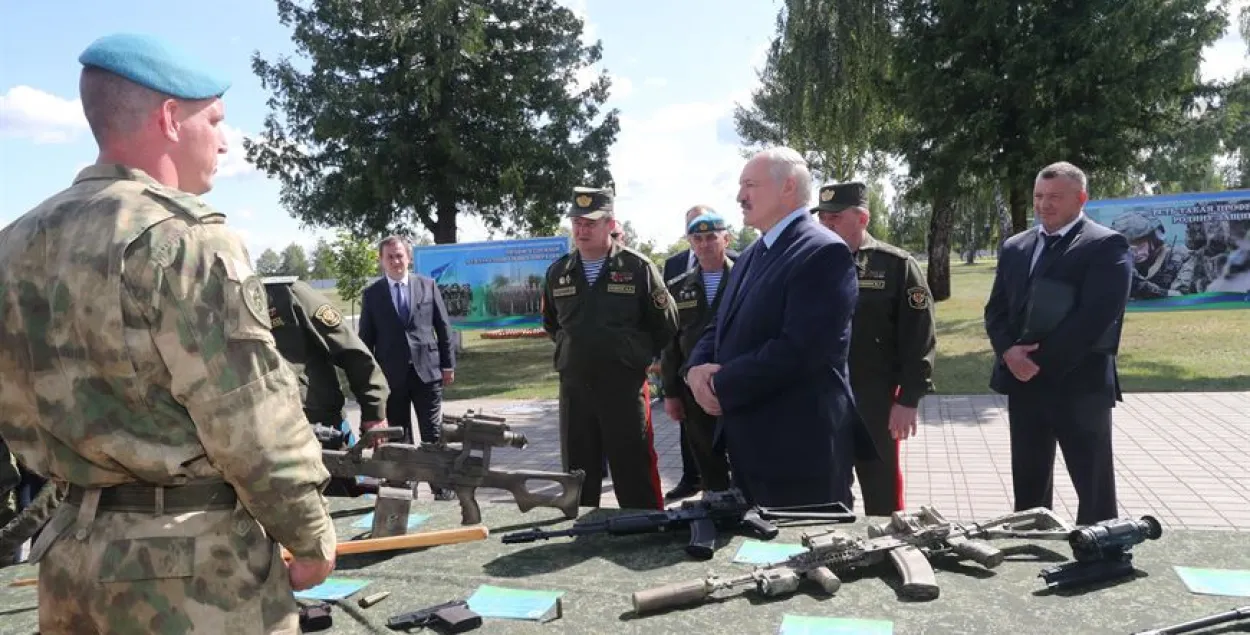Лукашенко посетил бригаду спецназа в Марьиной Горке / БЕЛТА