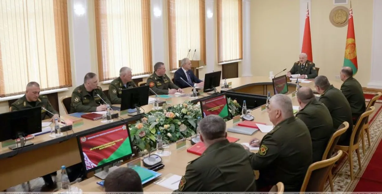 Александр Лукашенко на совещании в Минобороны / БЕЛТА