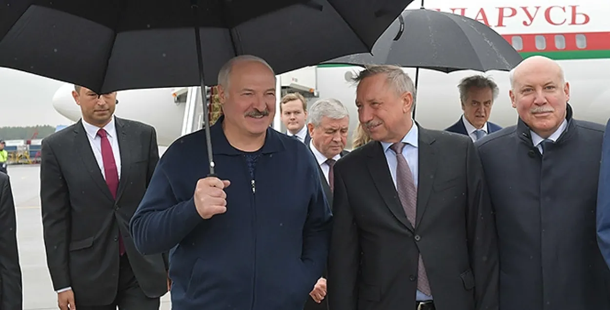 Лукашэнка прыляцеў у Санкт-Пецярбург у спартовай кофце (відэа)