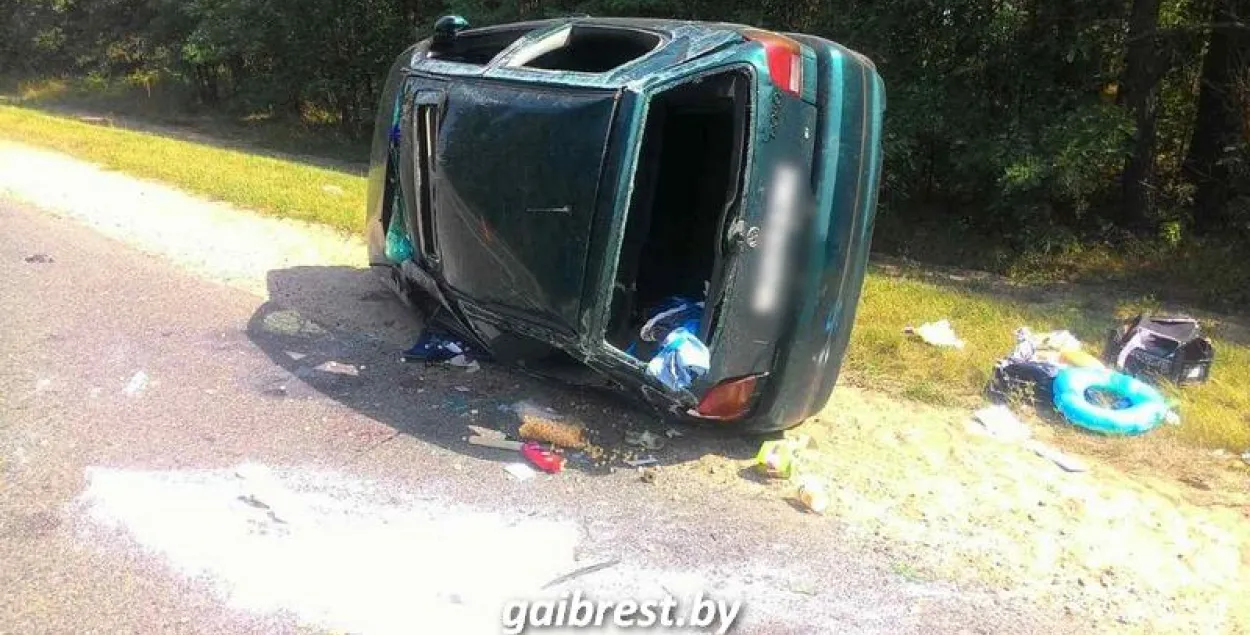 Пад Брэстам перакуліўся аўтамабіль, у якім былі двое малых дзяцей