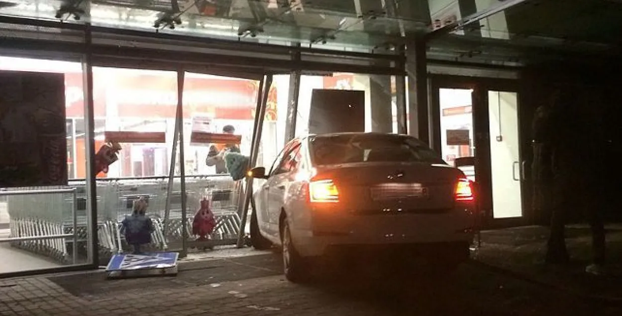 У Магілёве легкавік пратараніў дзверы гандлёвага цэнтра