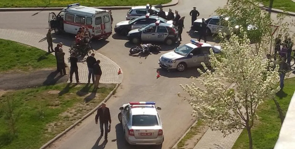 У Магілёве матацыкліст, уцякаючы, урэзаўся ў патрульную машыну ДАІ