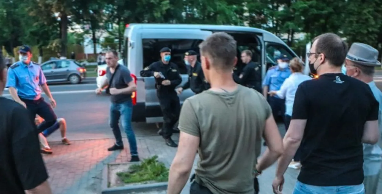 Стычка протестующих и милиционеров в Молодечно в июне 2020-го / rh.by