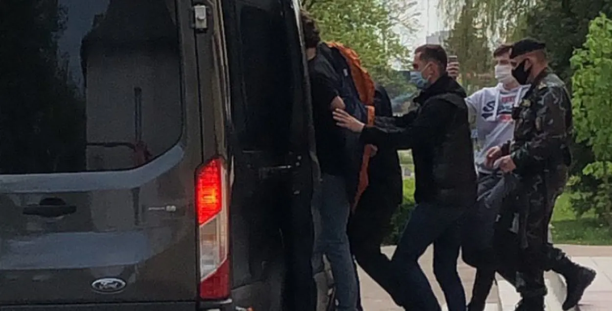 За "ляжанне на лаўцы" ў мінскім судзе Маркелава адправілі на 10 сутак за краты