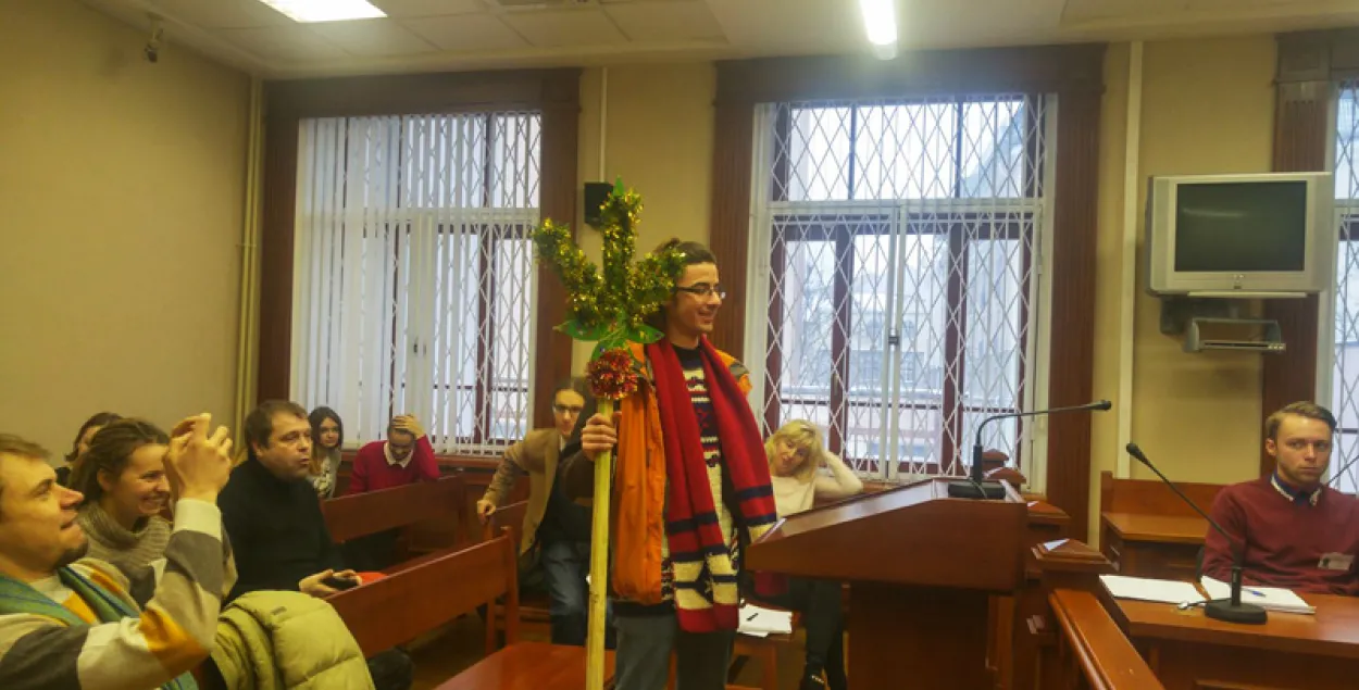 Пятро Маркелаў прыйшоў у суд у касцюме калядоўшчыка (фота)
