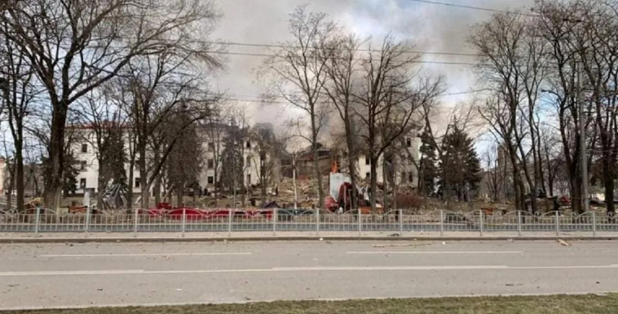 Из-под завалов драмтеатра в Мариуполе спасли 130 человек​ / Reuters