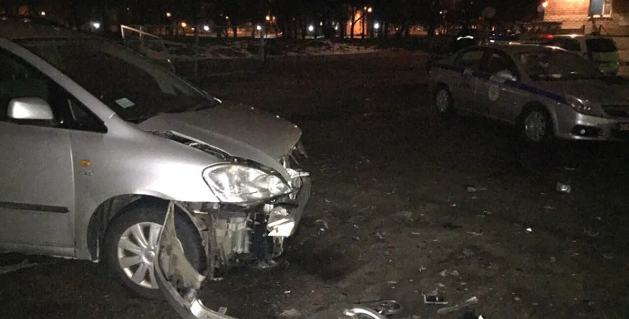 У Мінску п’яны бяспраўнік урэзаўся ў агароджу, уцякаючы ад міліцыі (фота)