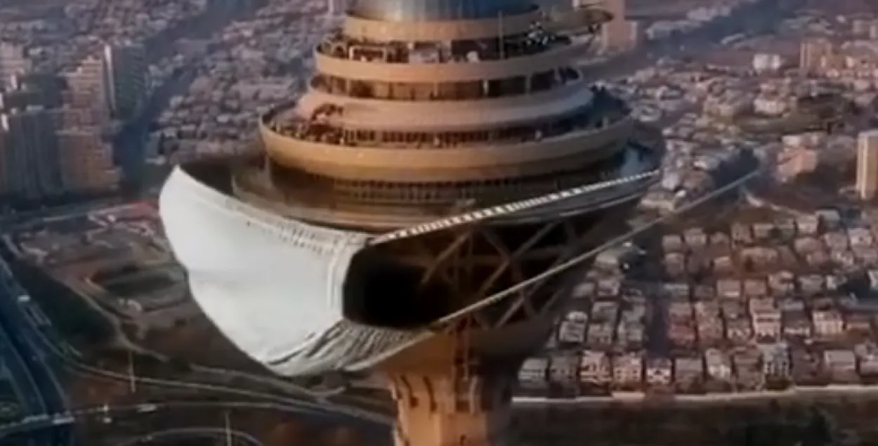 На тэлевежу ў Тэгеране мастак "апрануў" медыцынскую маску