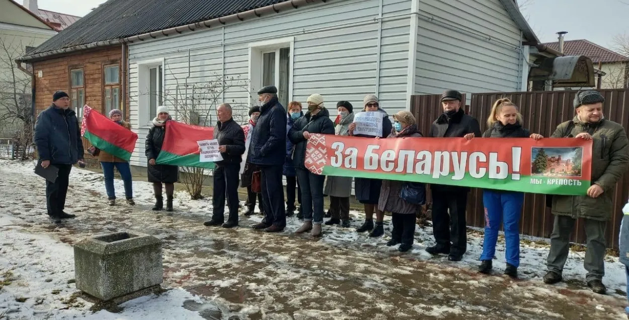 У Брэсце да консульства Польшчы прыйшлі людзі з чырвона-зялёнымі сцягамі