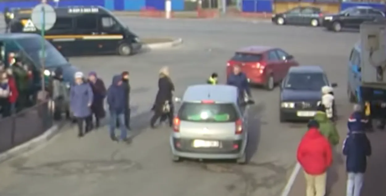 У Мазыры пешаход разбіў лабавое шкло ў машыне, бо кіроўца яму пасігналіла