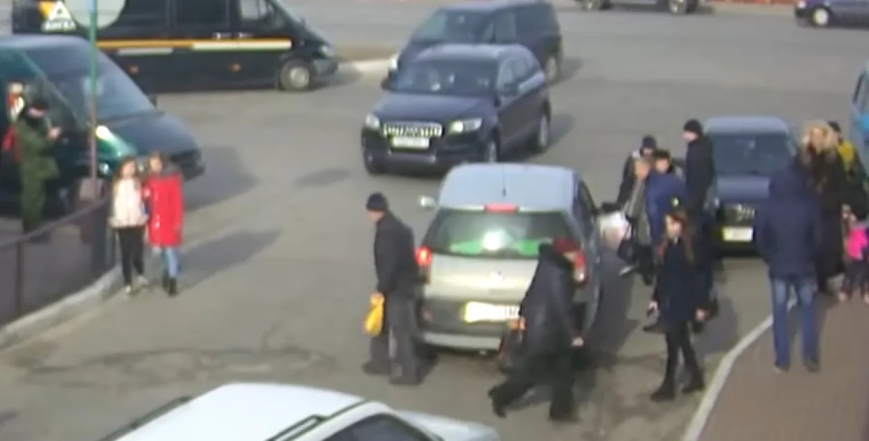 У Мазыры кіроўца пасігналіла пешаходу, а ён разбіў лабавое шкло Renault