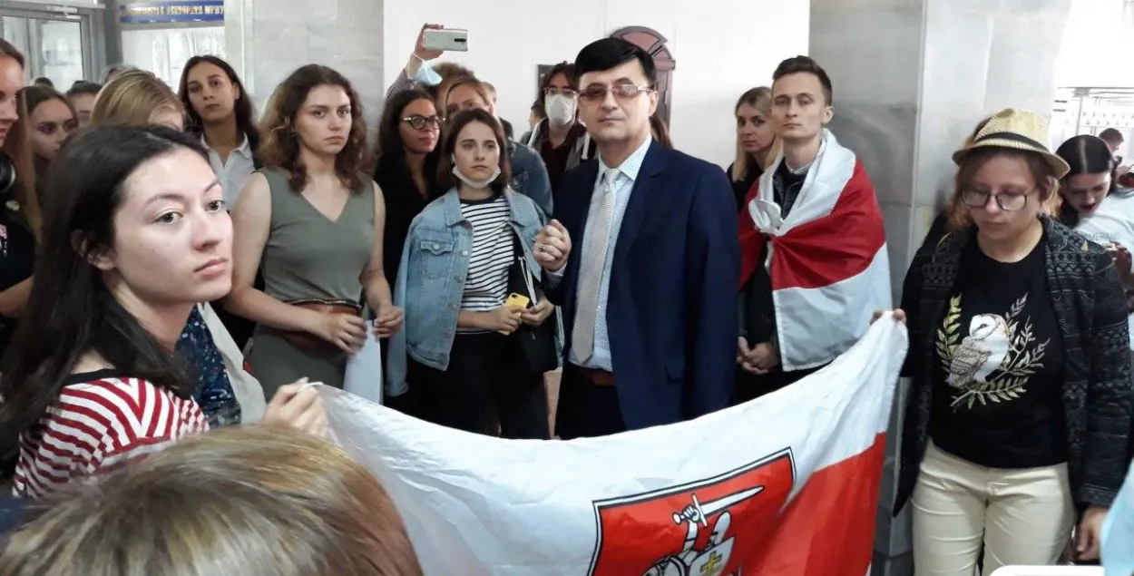 Студэнты Лінгвістычнага ўніверсітэта пагражаюць кіраўніцтву страйкам