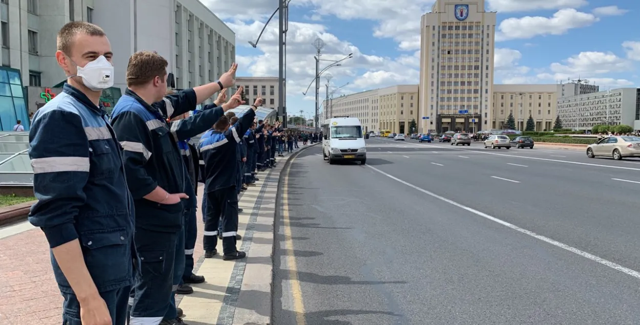Работники минского метро на площади Независимости / Еврорадио