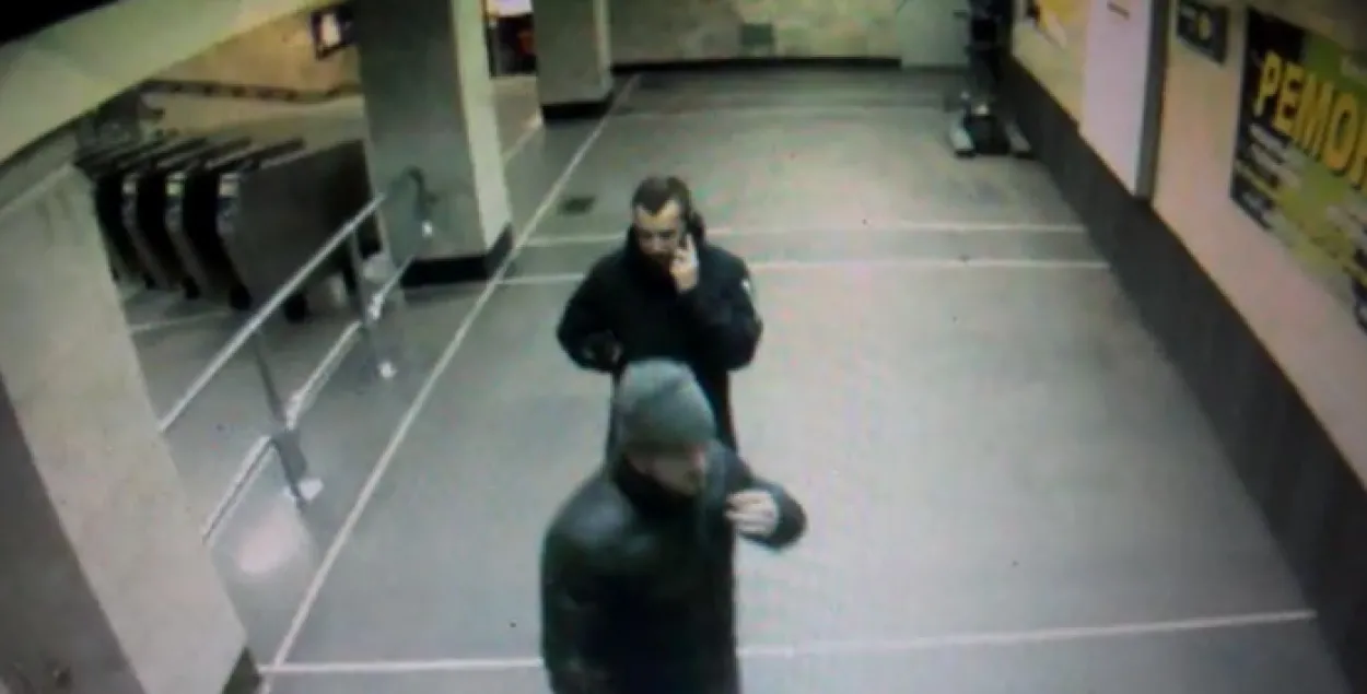 У мінскім метро хуліган душыў хлопца, пасажыры не заступіліся