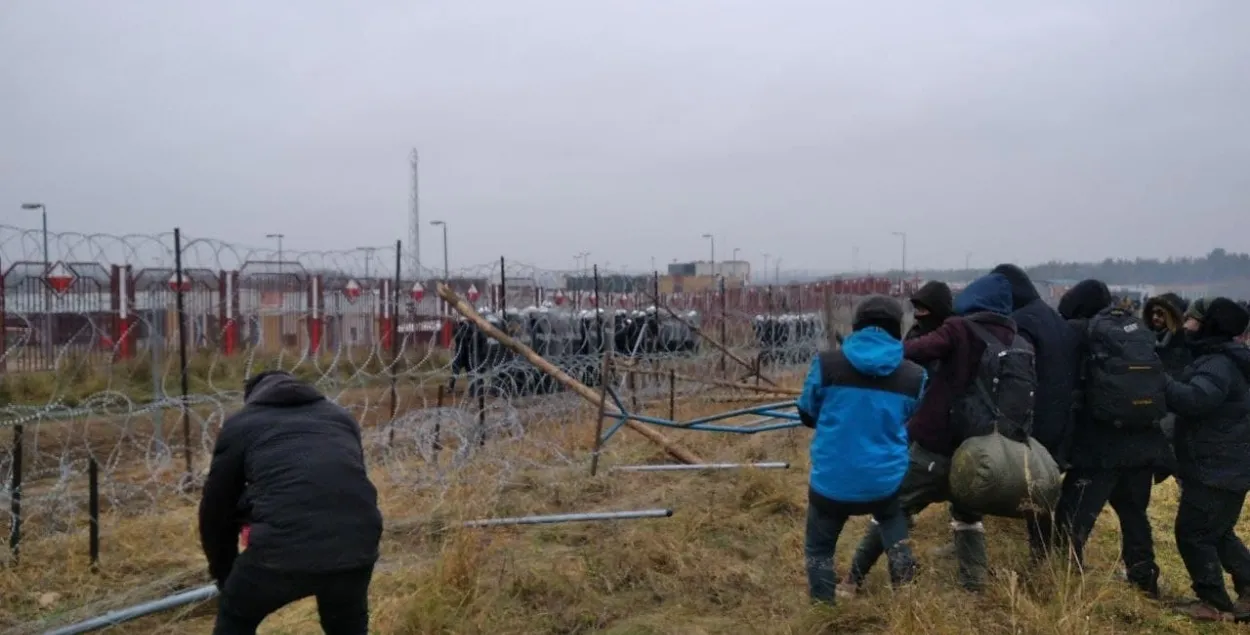Мігранты пачалі ламаць плот на мяжы / БЕЛТА