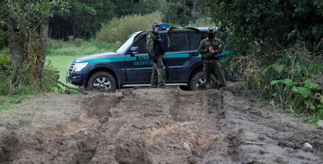 Сем з васьмі выратаваных шпіталізаваныя, адна жанчына засталася пад наглядам памежнікаў / Reuters