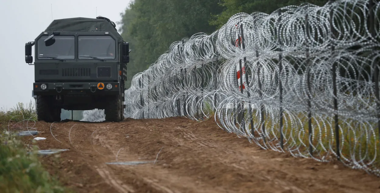З-за сітуацыі з мігрантамі Польшча ўвяла на мяжы з Беларуссю надзвычайнае становішча / Reuters 